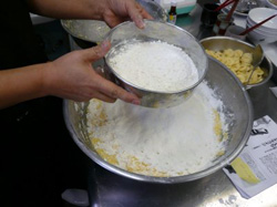 小麦粉とベーキングパウダーを合わせてふるい、ゴムベラでさっくり混ぜる